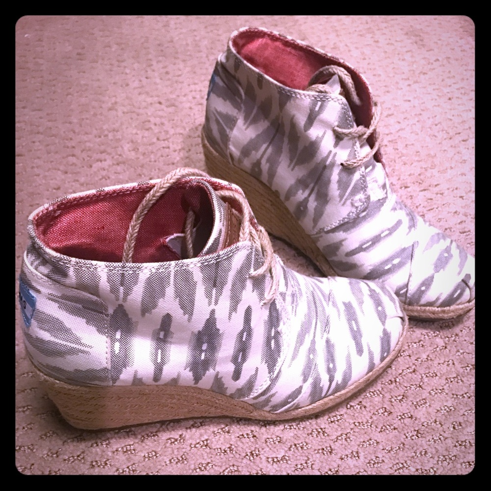 Adorable Toms wedges with Aztec print